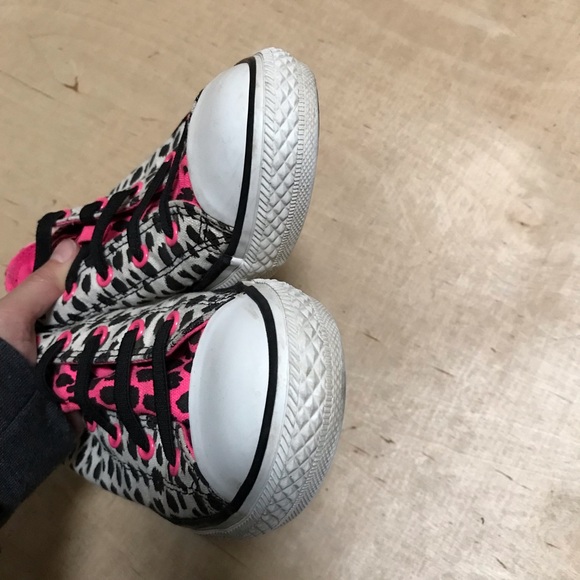 Converse Blk & WT Cheetah Print w/Neon Pink Chucks - Picture 5 of 9